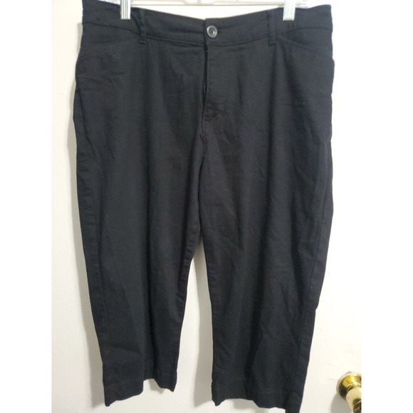 St Johns Bay Capri Pants Womens 14 Mid Rise Secretly Slender Capri in Black - Picture 1 of 4